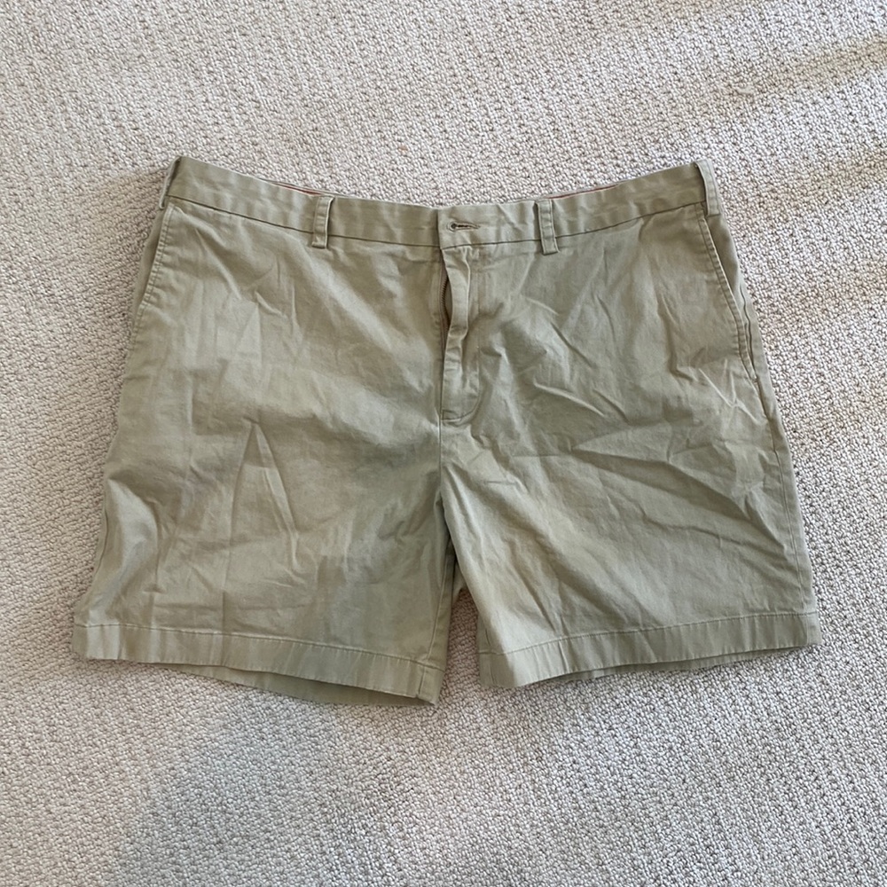 Southern Tide Men's Flat Front Khaki Shorts 5” inseam